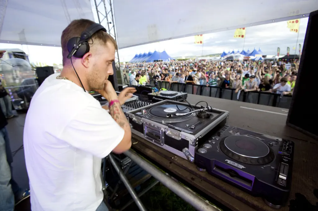 Festivalgoers and atmosphere at Global Gathering 2009